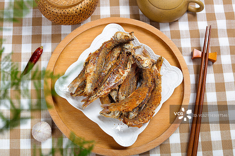 香酥美味下酒菜油炸小鱼干图片素材