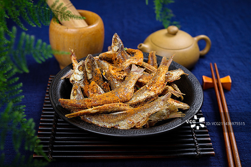 香辣美味特色菜油炸刁子鱼图片素材