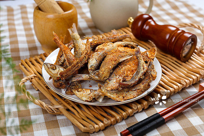 香辣美味特色菜油炸刁子鱼图片素材