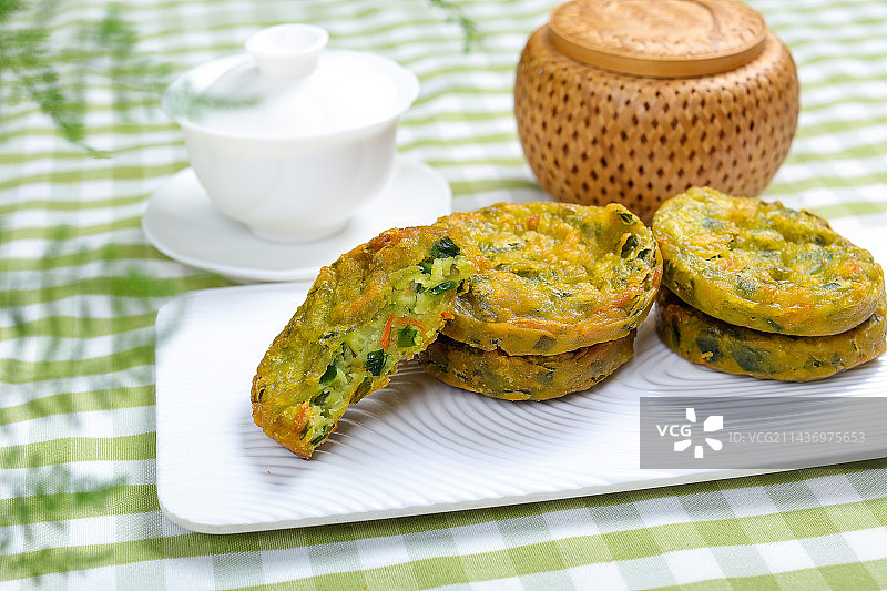 香酥美味特色小吃油炸韭菜饼图片素材