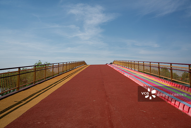 淄博马踏湖彩虹桥蓝色天空红色地面的桥图片素材
