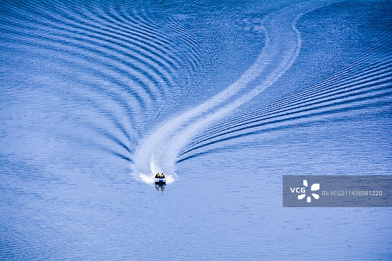 踏浪而来图片素材