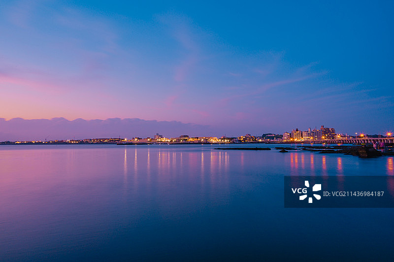 夕阳下的湖光山色图片素材