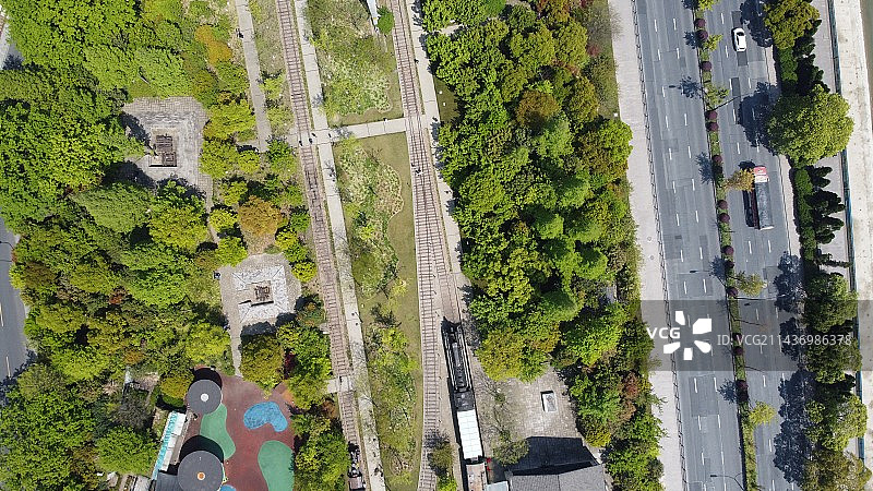 城市树木和建筑物的高角度视图图片素材