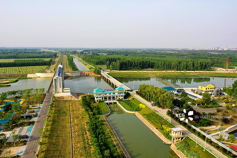 2023年4月14日，山东济南，航拍南水北调工程济平干渠与北大沙河交汇处的北大沙河防洪闸景色如画。图片素材