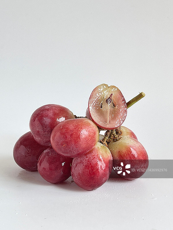 白色底静物拍摄红提葡萄图片素材