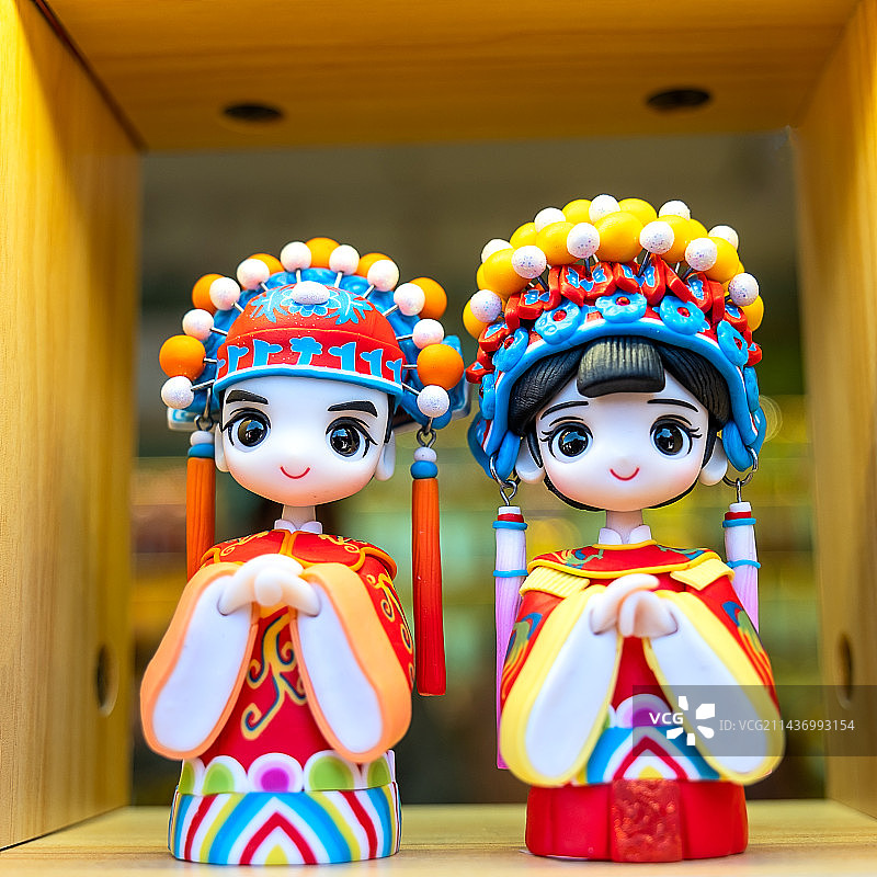 非物质文化遗产手工泥人-传统婚礼服装新人图片素材