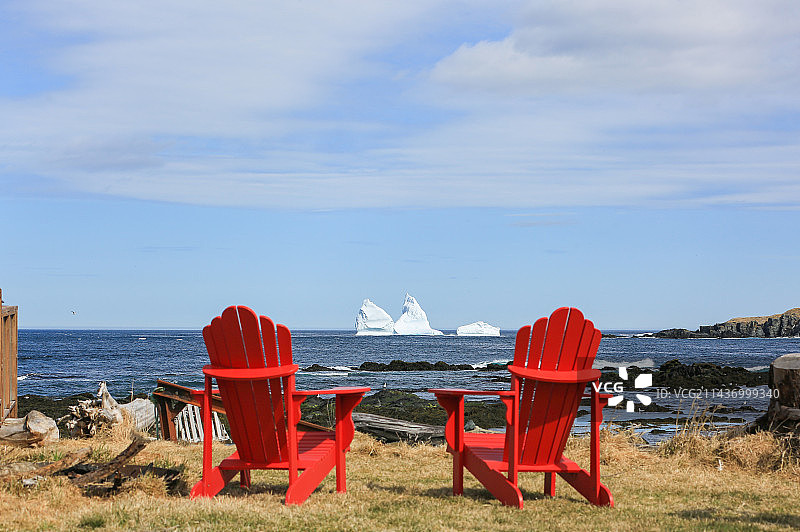 蓝天下的红色阿第伦达克椅，远处的大西洋冰山图片素材