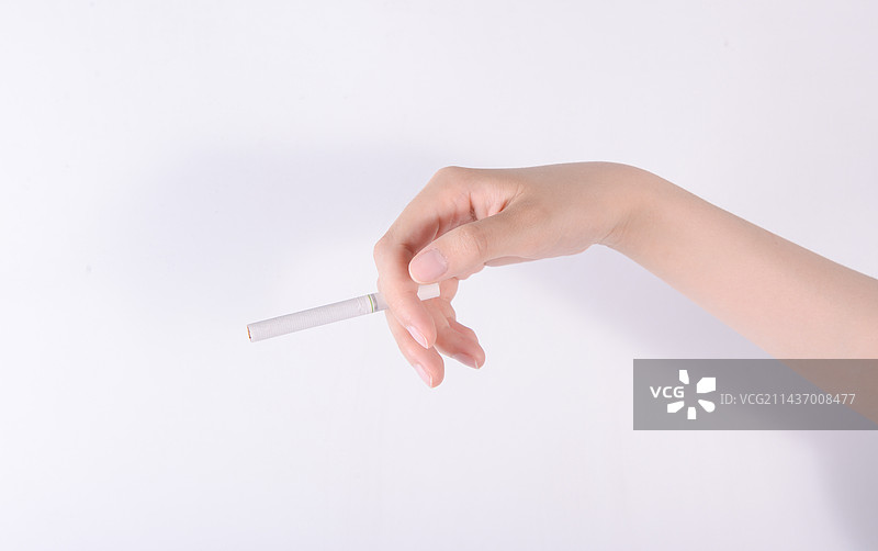 女性手拿香烟图片素材