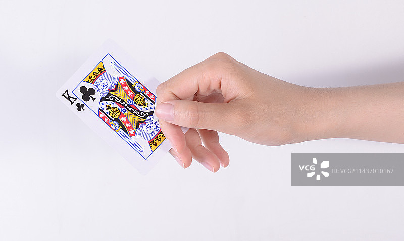 女性手拿扑克牌图片素材