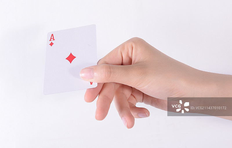 女性手拿扑克牌图片素材