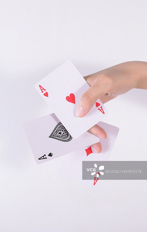 女性手拿扑克牌图片素材
