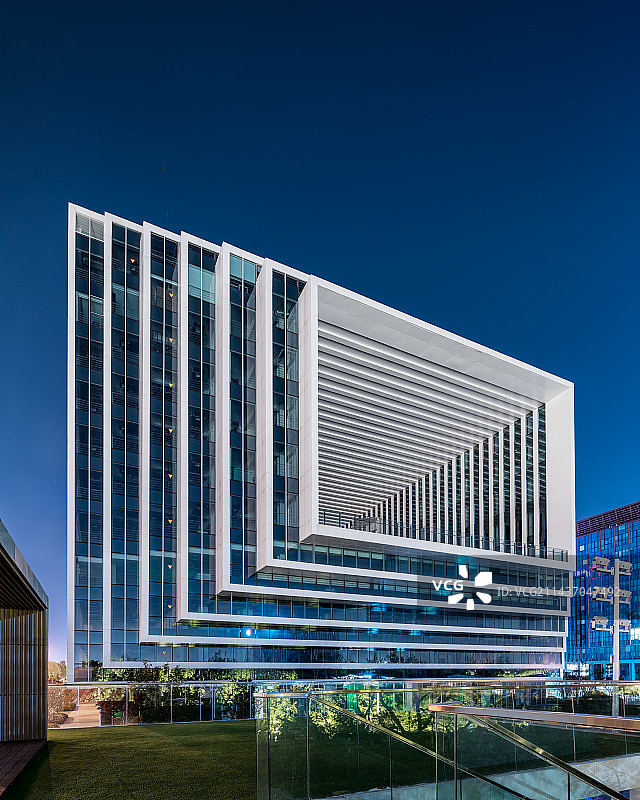 亚洲中国河南省郑州市卢森堡中心龙湖国际大楼夜景移轴视角图片素材