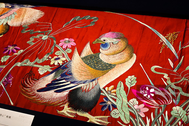 红色绣缎鸳盟同心帐檐图片素材