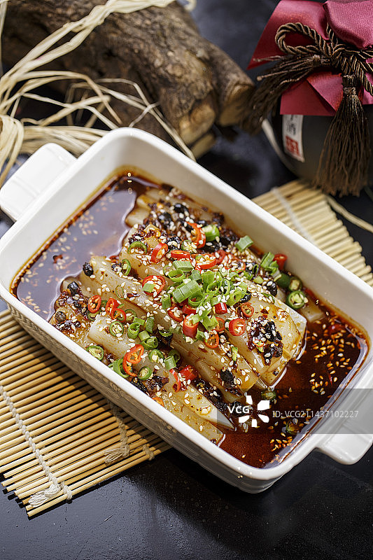 方形白色耳盘装的川北凉粉图片素材