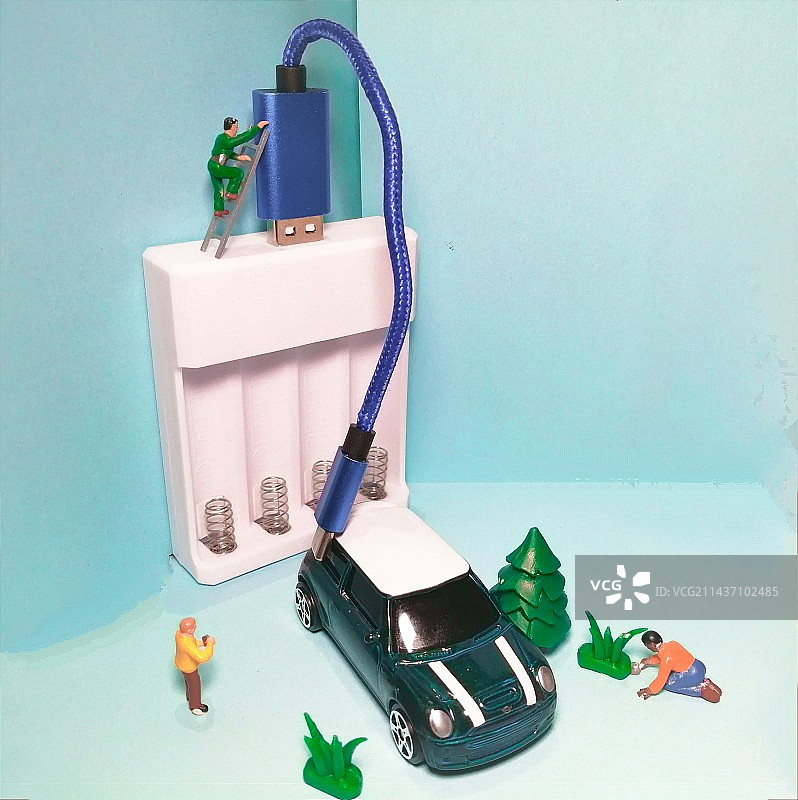 新能源小车和它的充电桩图片素材