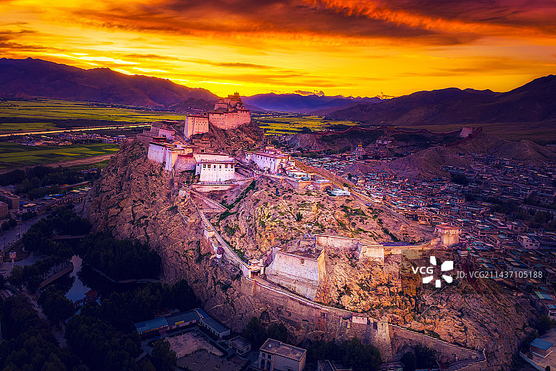 夕阳下的江孜宗山古堡图片素材