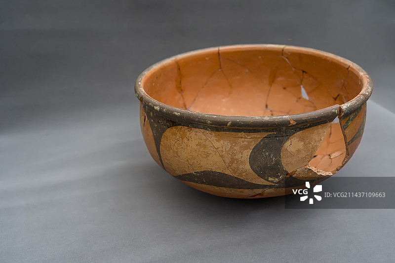 洛阳考古文物彩陶盆仰韶文化苏羊遗址图片素材