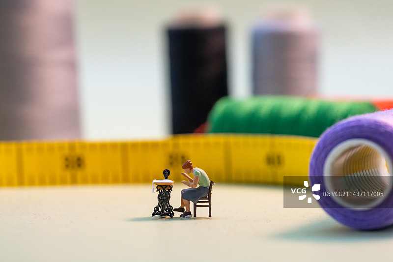 在缝纫机前工作的女人（微缩景观）图片素材