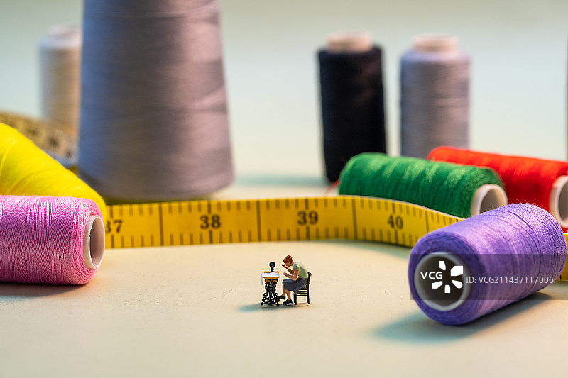 在缝纫机前工作的女人（微缩景观）图片素材