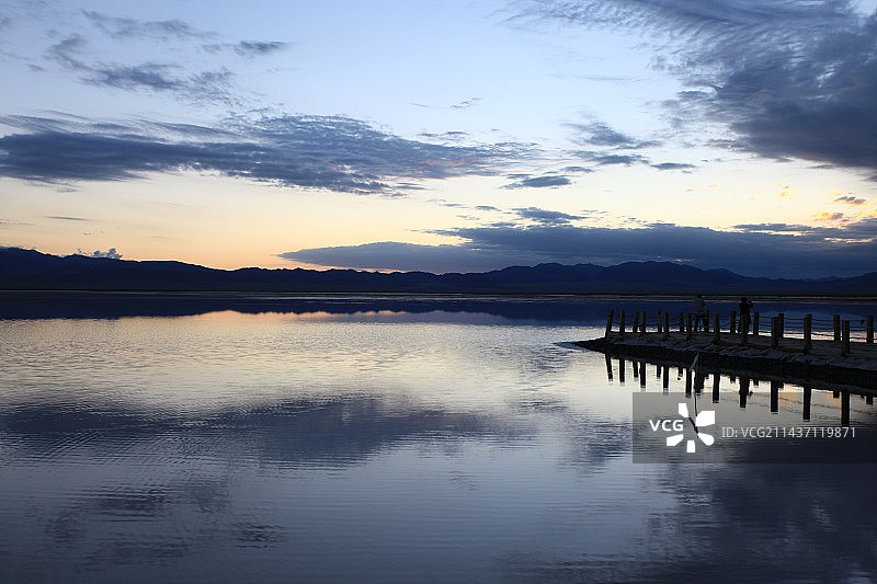 夕阳下湖面上的码头轮廓图片素材