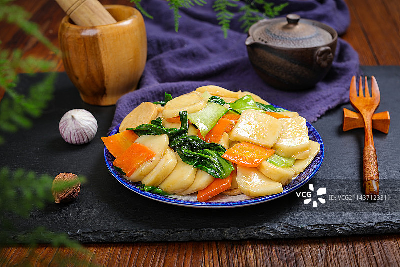 营养美味农家菜火腿肠蔬菜炒饵块图片素材