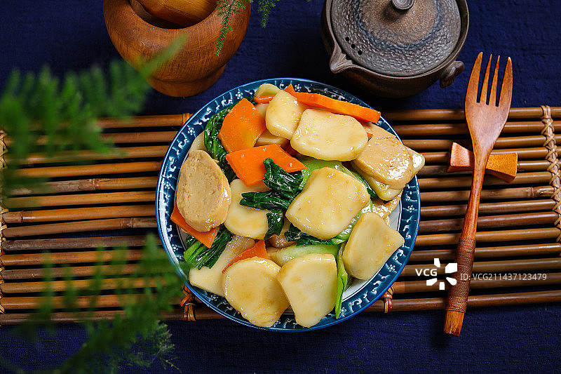 营养美味特色快餐小炒火腿肠蔬菜炒年糕图片素材