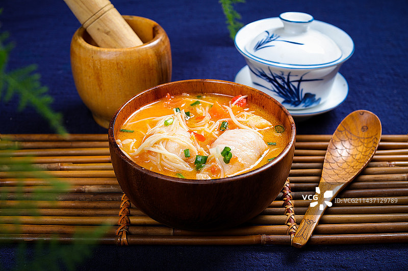 营养美味汤菜美食番茄金针菇巴沙鱼汤图片素材