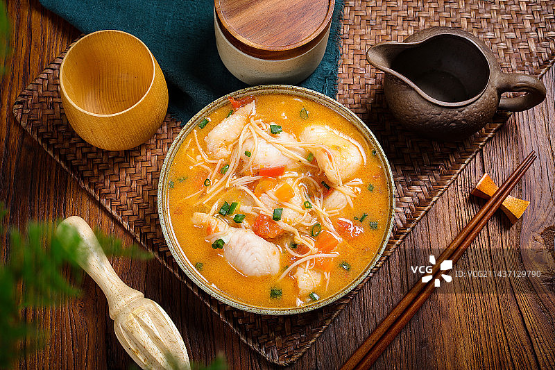 营养美味汤菜美食番茄金针菇巴沙鱼汤图片素材