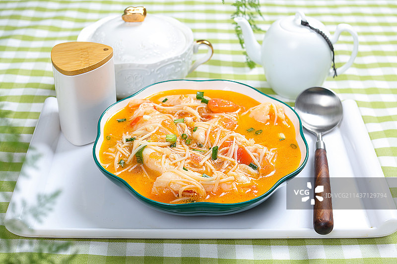营养美味汤菜美食番茄金针菇巴沙鱼汤图片素材