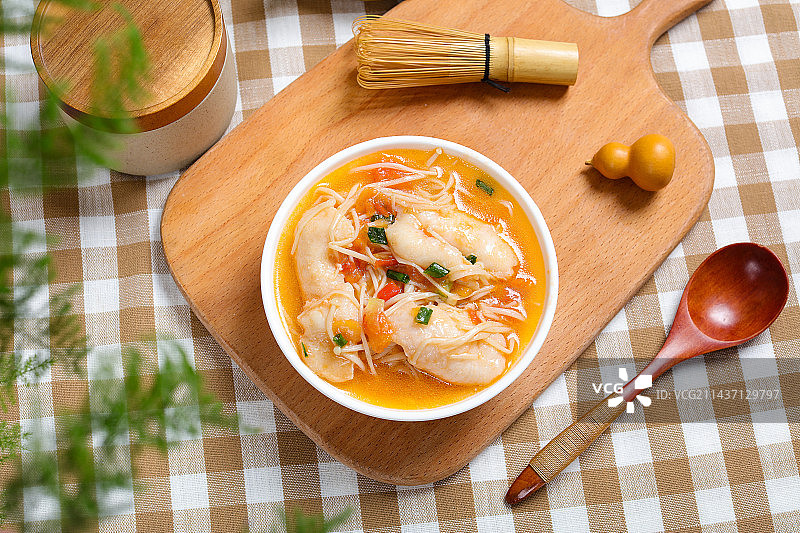 营养美味汤菜美食番茄金针菇巴沙鱼汤图片素材