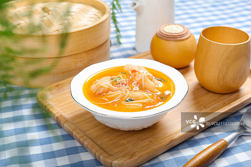 家常汤菜美食番茄龙利鱼汤图片素材