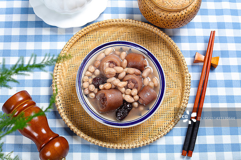 滋补美味特色汤菜花生猪尾巴汤图片素材