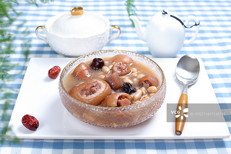 营养美味农家菜红枣花生炖猪尾巴图片素材