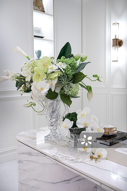 样板间桌子上的花瓶图片素材