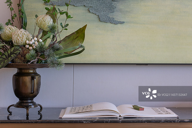 桌子上的花瓶图片素材