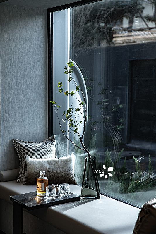 飘窗上的红酒图片素材