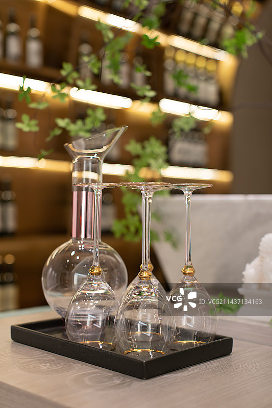 餐桌上的红酒图片素材