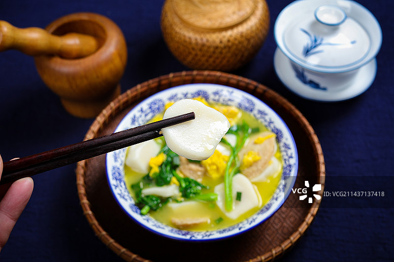 特色汤菜美食鸡蛋菠菜煮年糕汤图片素材