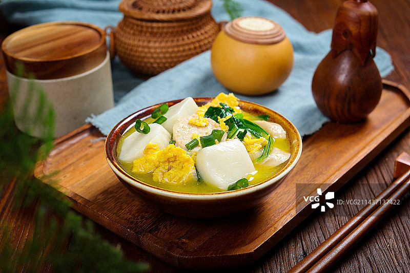 特色汤菜美食鸡蛋菠菜煮年糕汤图片素材