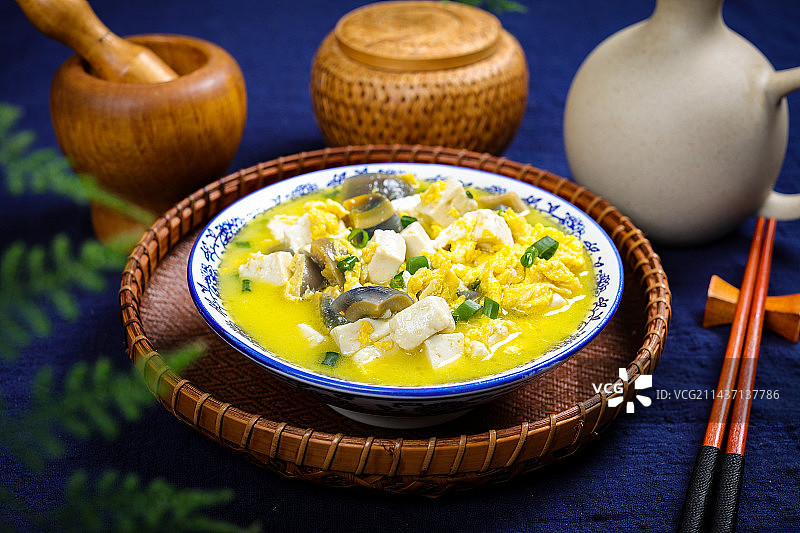 中餐特色汤菜美食皮蛋豆腐鸡蛋汤图片素材