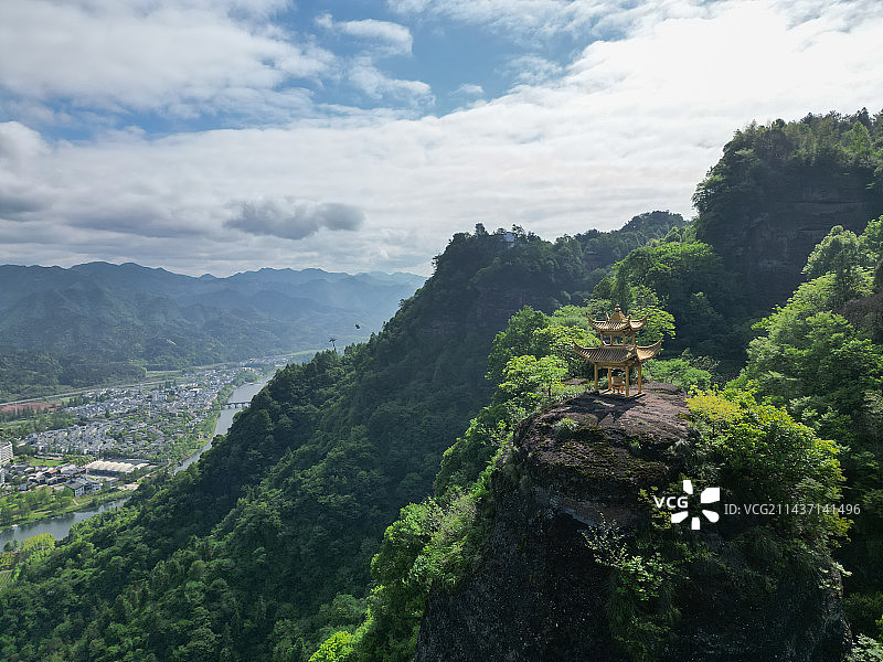 无人机航拍齐云山香炉峰风光图片素材