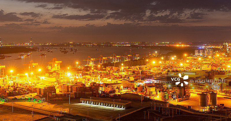 灯光下的阳逻港图片素材