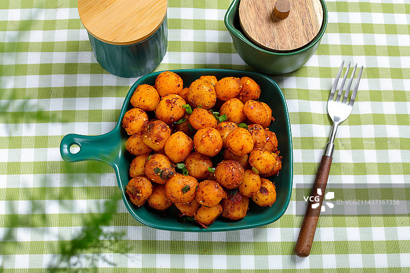 香辣美味特色菜油炸小土豆图片素材