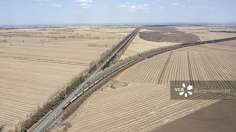 哈尔滨-泰州Z158次行驶在京哈线双龙泉粉线上图片素材