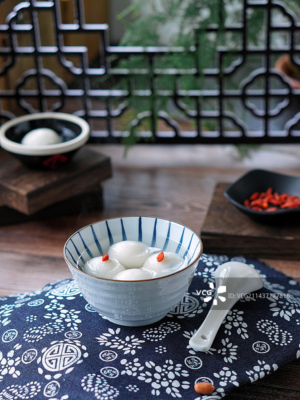 桌上碗里的汤圆特写镜头图片素材