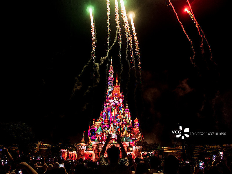 2023年五一假期黄金周香港迪士尼夜晚的烟花秀图片素材