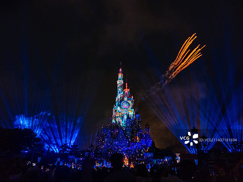 2023年五一假期黄金周香港迪士尼夜晚的烟花秀图片素材