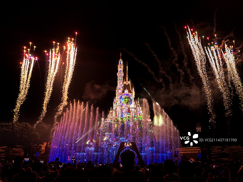 2023年五一假期黄金周香港迪士尼夜晚的烟花秀图片素材