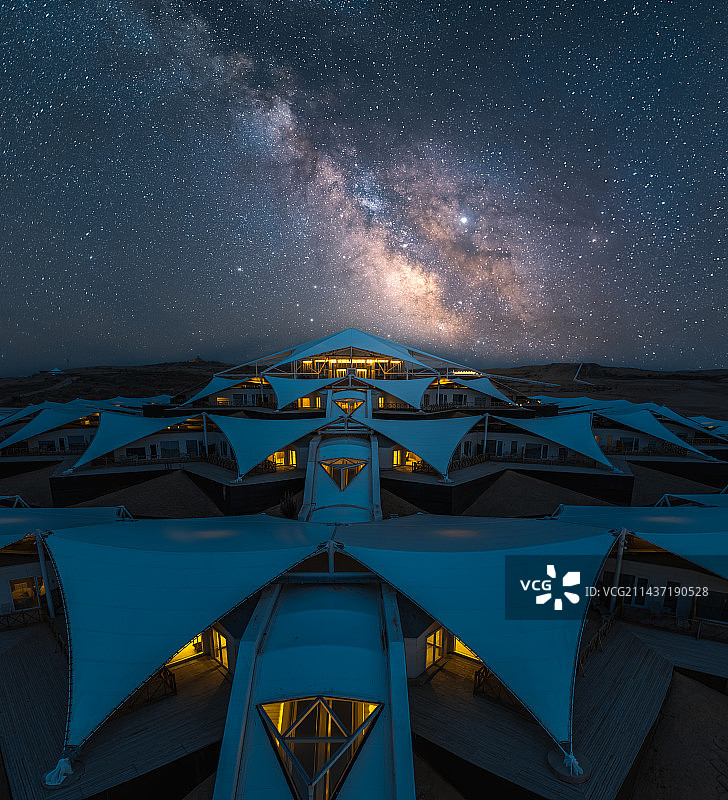 银河星空下的响沙湾沙漠莲花酒店图片素材